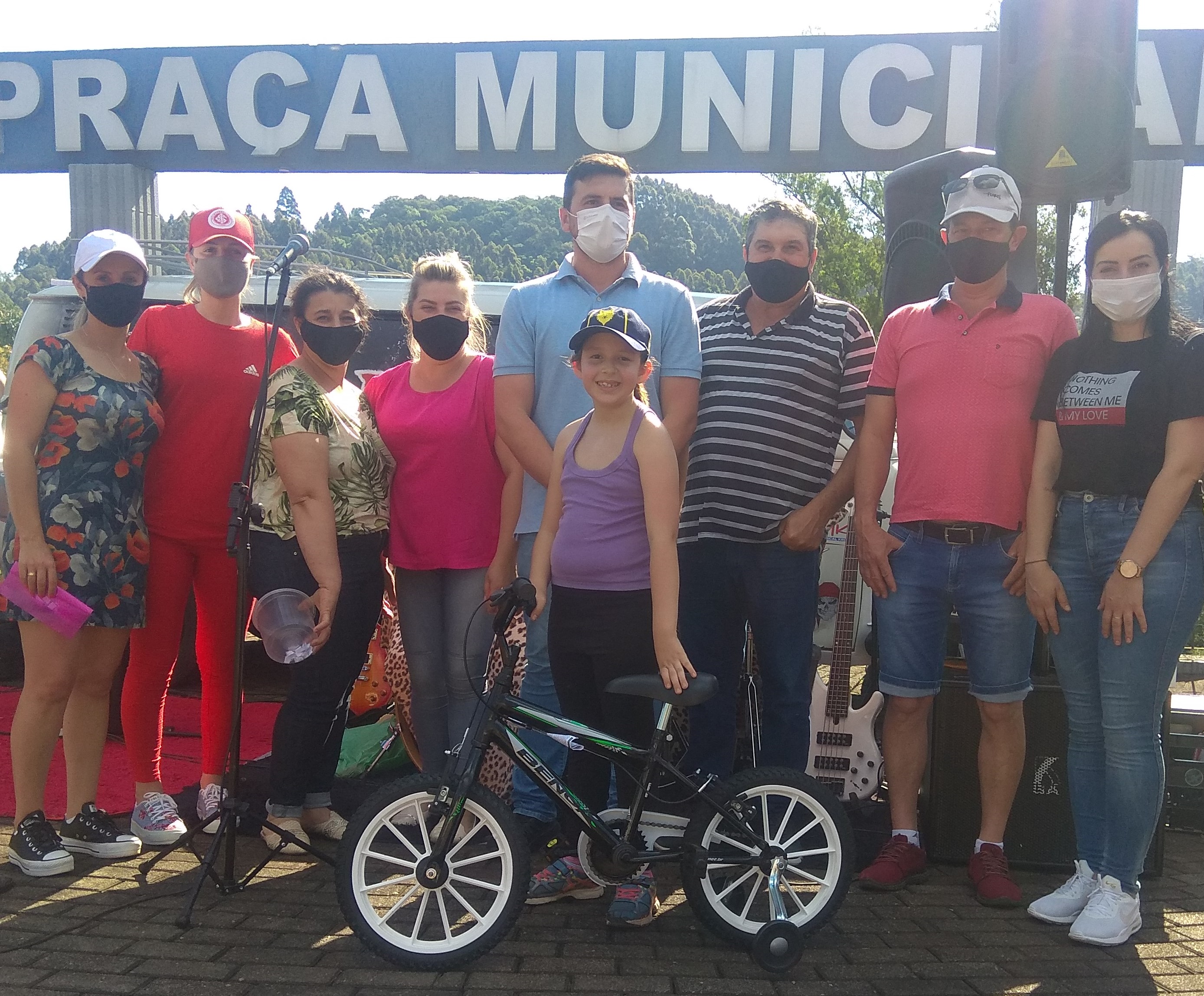 Aninha foi a ganhadora da bicicleta doada pelo Presidente da Câmara de Vereadores o Sr. Antiago Rabaioli.jpg