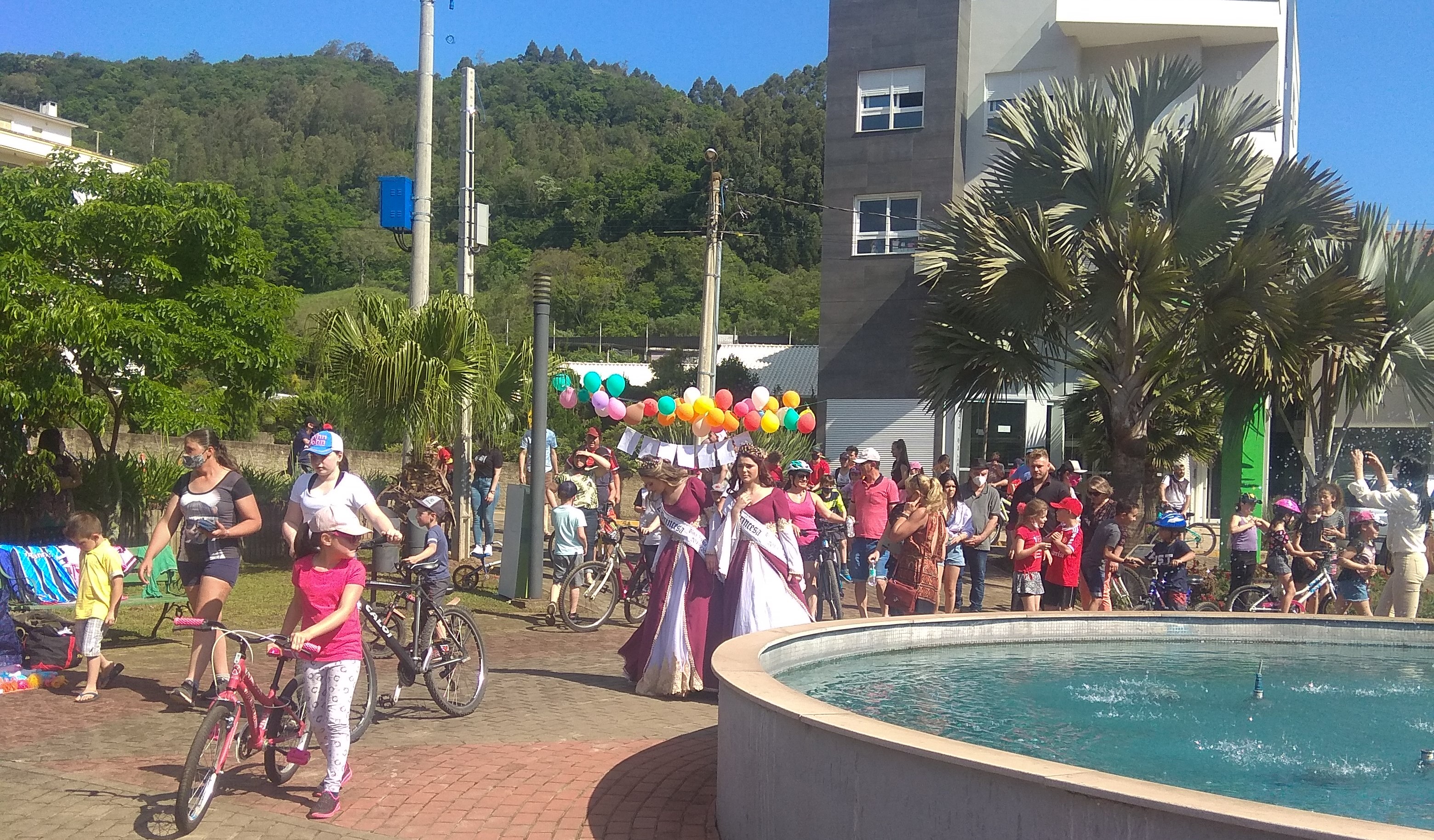 As princesas e os ciclistas chegando na Praça Municipal.jpg