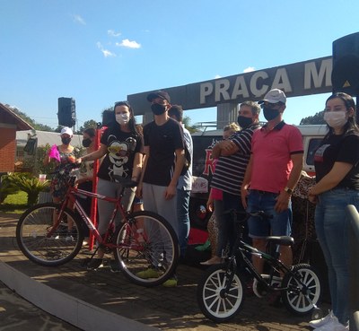 Elisangela do Banco SICREDI entrega a bicicleta a GUSTAVO DOCENA.jpg